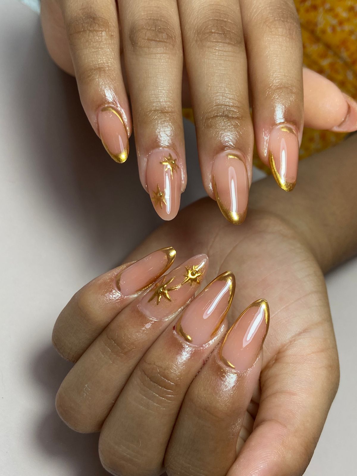 Unhas com pó cromado dourado